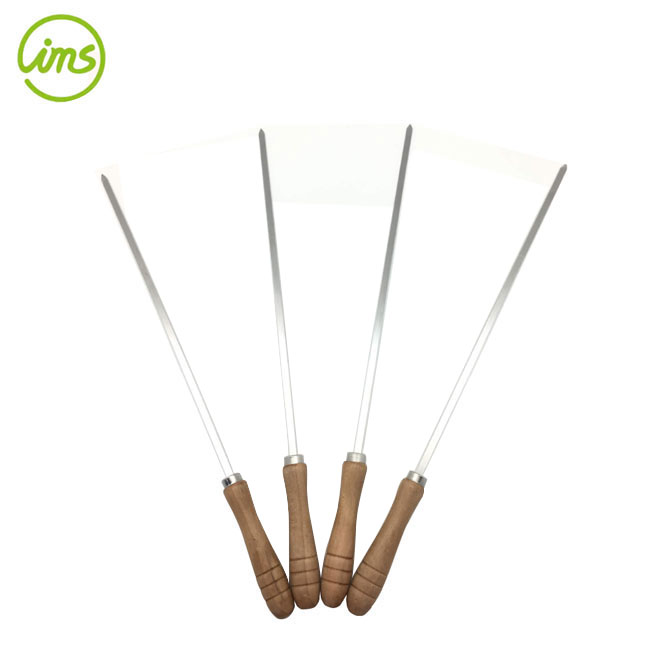 Lot de 4 brochettes avec manche en bois